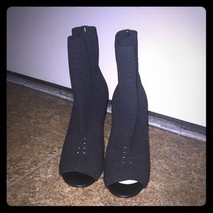 Stretchy Aldo peep toe bootie